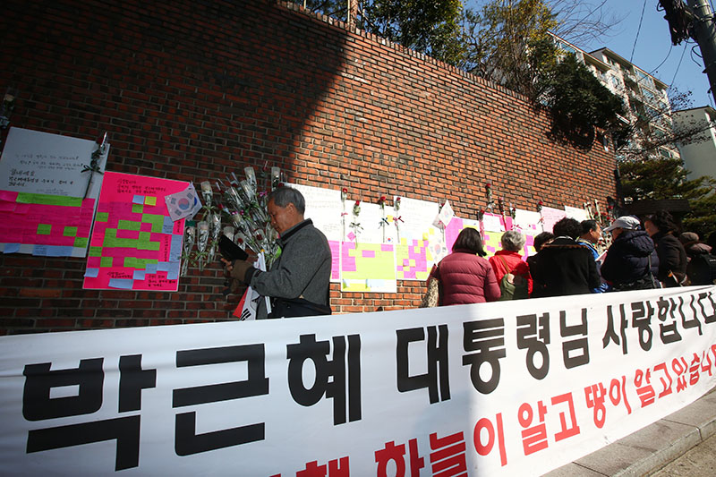 서울 강남구 삼성동 박근혜 전 대통령 자택 앞에서 박사모가 집회를 하며 탄핵 무효를 주장하고 있다.(자료사진)