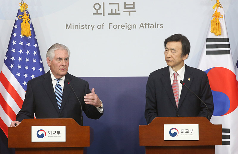 렉스 틸러슨 미 국무장관과 윤병세 외교부 장관이 17일 서울 종로구 도렴동 외교부청사에서 공동 기자회견을 갖고 있다.