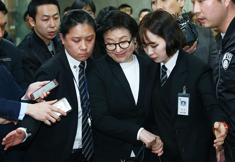 롯데그룹 신격호 총괄회장의 사실혼 배우자 서미경 씨가 20일 오후 서울 서초동 서울중앙지법에서 열린 롯데 총수 일가 첫 재판에 출석하고 있다.