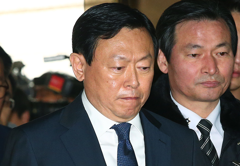 신동빈 롯데그룹 회장이 20일 오후 서울 서초동 서울중앙지법에서 열린 롯데 총수 일가 첫 재판에 출석을 위해 걸어오고 있다.