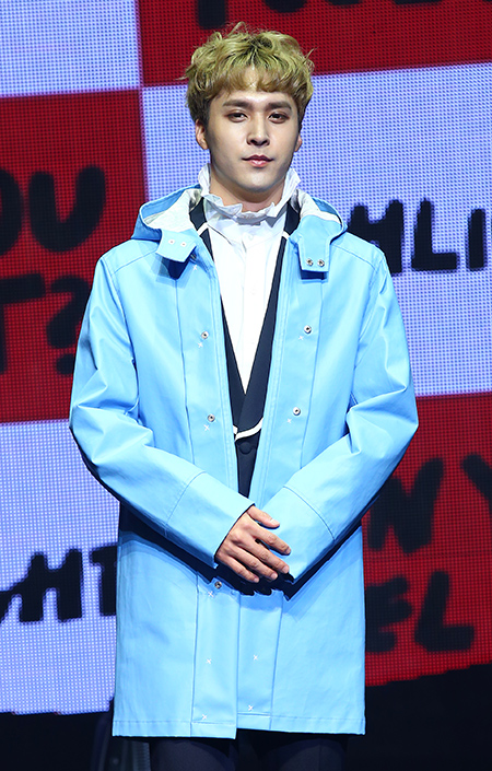 하이라이트 손동운이 20일 오후 서울 광진구 예스24 라이브홀에서 열린 첫 번째 미니앨범 ‘CAN YOU FEEL IT?’ 쇼케이스에서 포토타임을 갖고 있다.