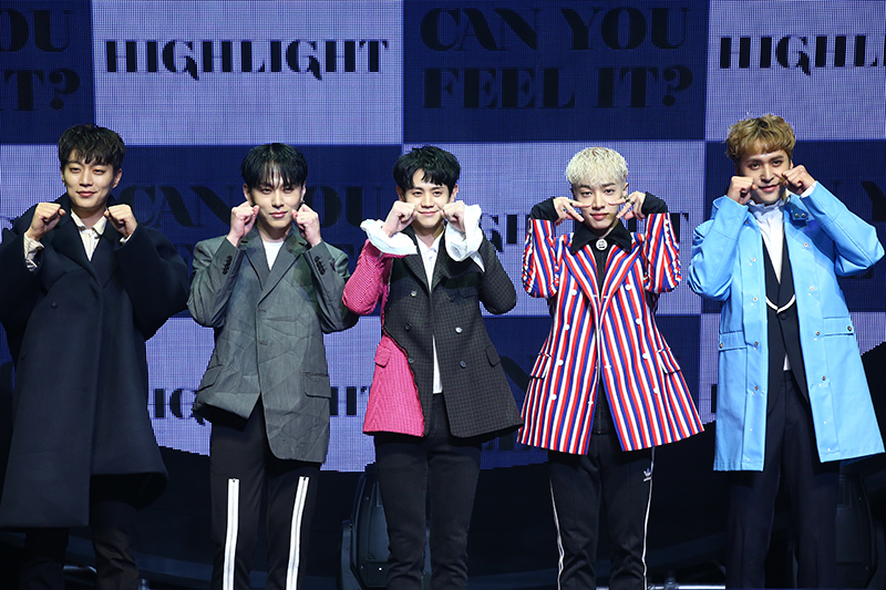 그룹 하이라이트(윤두준,용준형,양요섭,이기광,손동운)가 20일 오후 서울 광진구 예스24 라이브홀에서 열린 첫 번째 미니앨범 ‘CAN YOU FEEL IT?’ 쇼케이스에서 포토타임을 갖고 있다.
