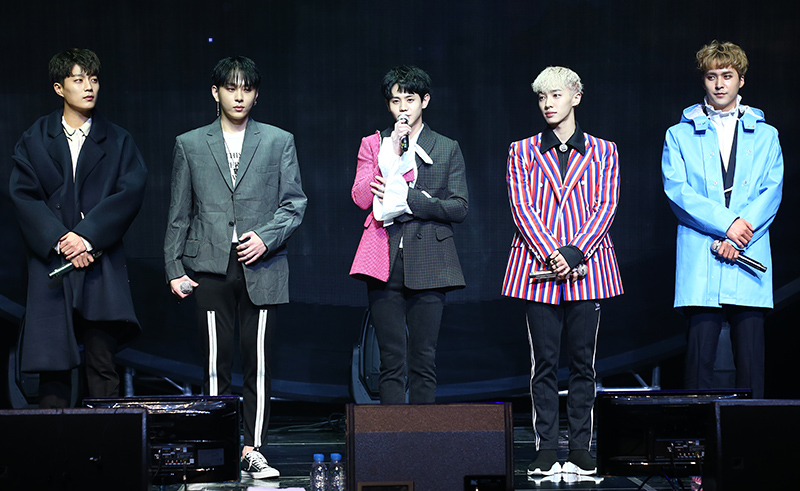 그룹 하이라이트(윤두준,용준형,양요섭,이기광,손동운)가 20일 오후 서울 광진구 예스24 라이브홀에서 열린 첫 번째 미니앨범 ‘CAN YOU FEEL IT?’ 쇼케이스에서 인사하고 있다.