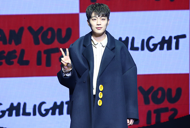 그룹 하이라이트 윤두준이 20일 오후 서울 광진구 예스24 라이브홀에서 열린 첫 번째 미니앨범 ‘CAN YOU FEEL IT?’ 쇼케이스에서 포토타임을 갖고 있다.