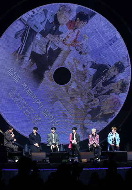 그룹 하이라이트(윤두준,용준형,양요섭,이기광,손동운)가 20일 오후 서울 광진구 예스24 라이브홀에서 열린 첫 번째 미니앨범 ‘CAN YOU FEEL IT?’ 쇼케이스에서 앨범 수록곡을 들으며 기자간담회를 갖고 있다.
