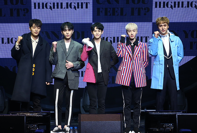그룹 하이라이트(윤두준,용준형,양요섭,이기광,손동운)가 20일 오후 서울 광진구 예스24 라이브홀에서 열린 첫 번째 미니앨범 ‘CAN YOU FEEL IT?’ 쇼케이스에서 포즈를 취하고 있다.