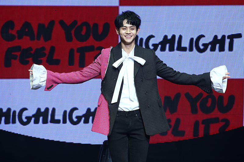 그룹 하이라이트 양요섭이 20일 오후 서울 광진구 예스24 라이브홀에서 열린 첫 번째 미니앨범 ‘CAN YOU FEEL IT?’ 쇼케이스에서 포즈를 취하고 있다.