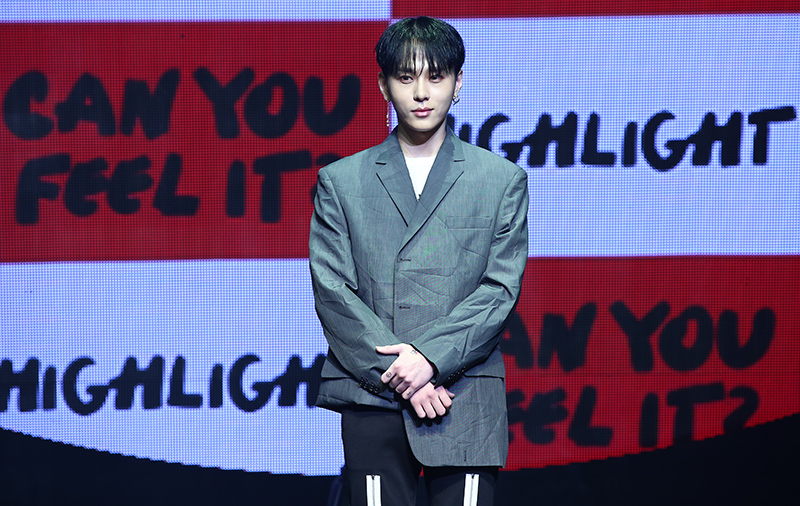그룹 하이라이트 용준형이 20일 오후 서울 광진구 예스24 라이브홀에서 열린 첫 번째 미니앨범 ‘CAN YOU FEEL IT?’ 쇼케이스에서 포즈를 취하고 있다.