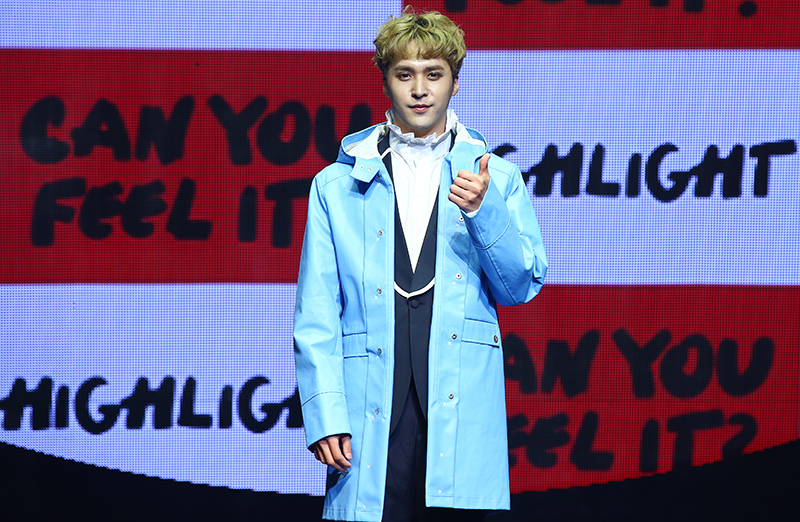 그룹 하이라이트 손동운이 20일 오후 서울 광진구 예스24 라이브홀에서 열린 첫 번째 미니앨범 ‘CAN YOU FEEL IT?’ 쇼케이스에서 포즈를 취하고 있다.