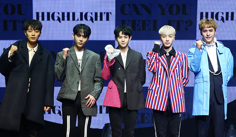 그룹 하이라이트(윤두준,용준형,양요섭,이기광,손동운)가 20일 오후 서울 광진구 예스24 라이브홀에서 열린 첫 번째 미니앨범 ‘CAN YOU FEEL IT?’ 쇼케이스에서 포즈를 취하고 있다.