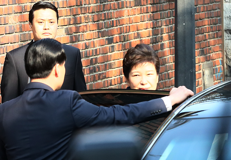 검찰 소환 조사를 앞둔 박근혜 전 대통령이 21일 오전 서울 강남구 삼성동 자택에서 차에 타고 있다.
