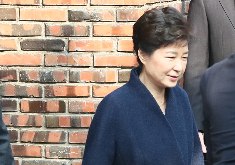 박근혜 전 대통령이 검찰 조사를 받기 위해 21일 오전 서울 강남구 삼성동 자택을 나와 차에 타고 있다.
