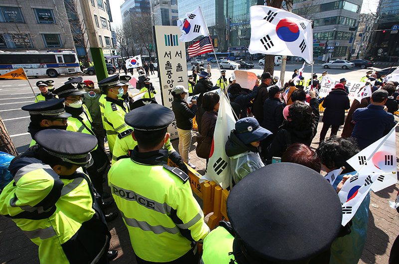 박사모가 21일 오전 서울 서초구 서초동 서울지방검찰청 앞에서 집회를 열고 박근혜 전 대통령을 소환한 검찰을 규탄하고 있다.