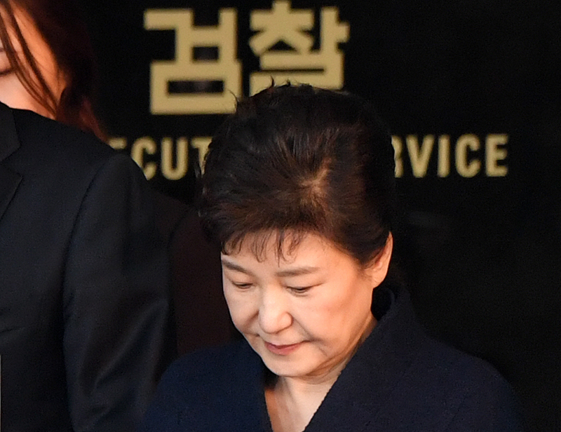 박근혜 전 대통령이 22일 오전 서울 서초동 서울중암지검에서 피의자 신분으로 조사를 마치고 청사를 나서고 있다.