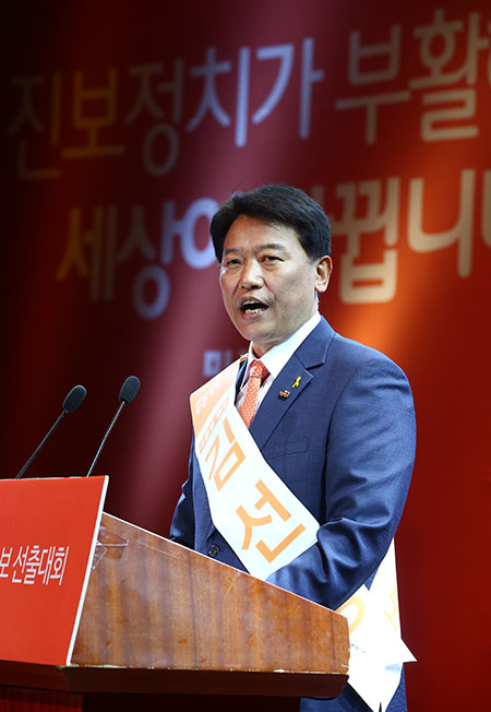 26일 오후 서울 여의도 63컨벤션에서 열린 민중연합당 대선후보 선출대회에서 김선동 후보가 수락 연설을 하고 있다.