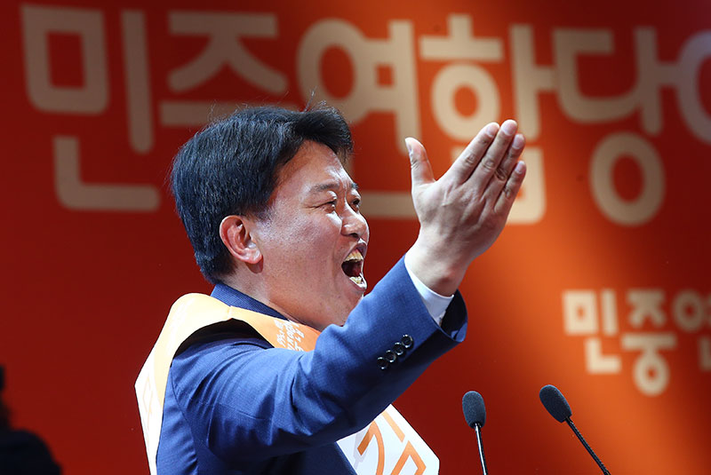 26일 오후 서울 여의도 63컨벤션에서 열린 민중연합당 대선후보 선출대회에서 김선동 후보가 발언대에서 연설하고 있다.