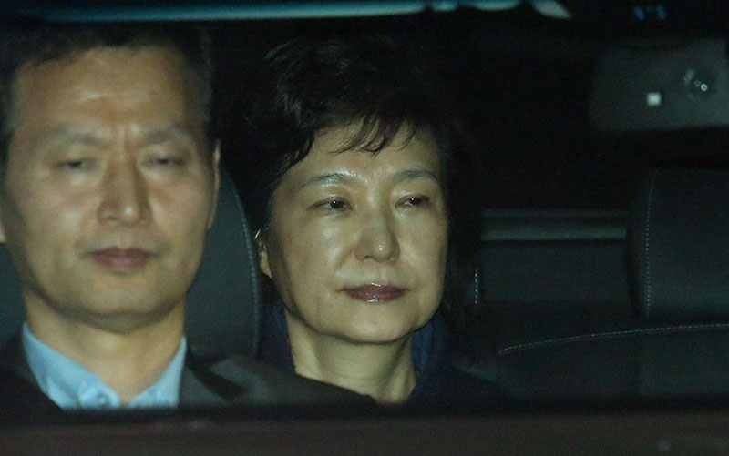 뇌물수수 등의 혐의로 구속영장이 발부된 박근혜 전 대통령이 31일 새벽 경기도 의왕시 안양판교로 서울구치소에 들어서고 있다.