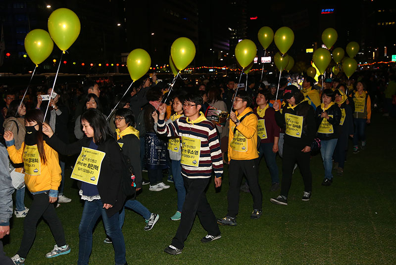 15일 오후 서울 광화문광장에서 열린 세월호참사 3년 4월16일의 약속 함께 여는 봄 기억문화제에서 304명의 희생자를 기억하는 노란빛 행진을 하고 있다.