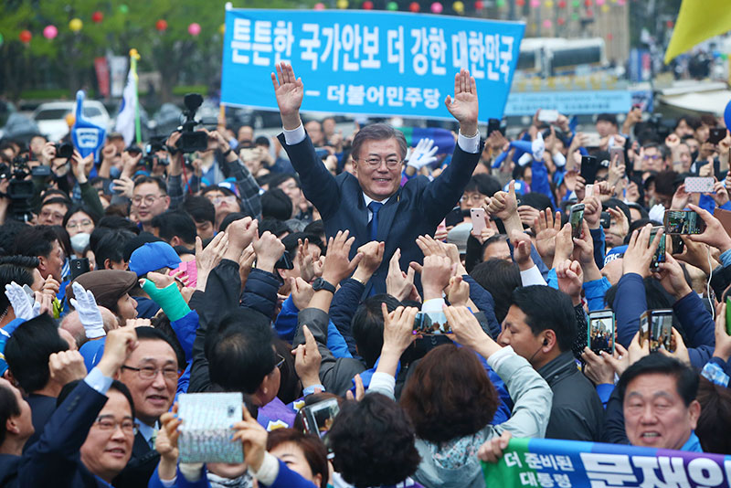 더불어민주당 문재인 대선후보가 17일 오후 서울 광화문광장에서 열린 집중유세에서 지지자들에게 손을 들어 인사하고 있다.