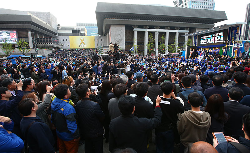 더불어민주당 문재인 대선후보가 17일 오후 서울 광화문광장에서 열린 집중유세에서 연설을 하는 가운데 많은 인파가 몰려있다.