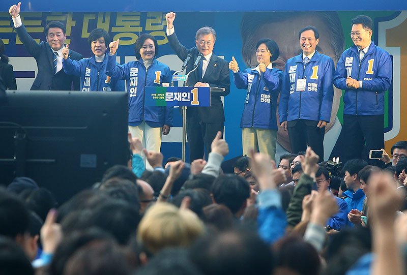 더불어민주당 문재인 대선후보가 17일 오후 서울 광화문광장에서 집중유세를 가지며 지지를 호소하고 있다.