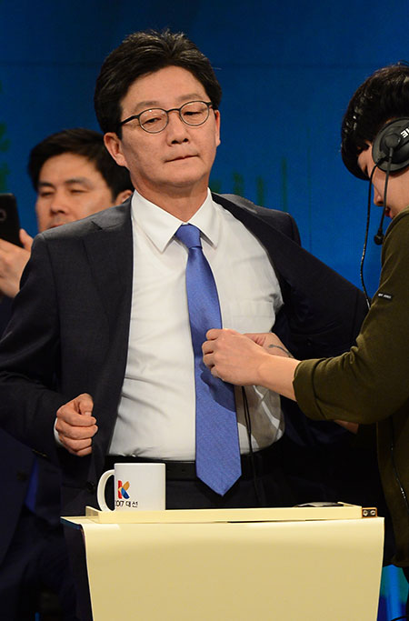 19일 오후 서울 여의도 KBS에서 열린 두 번째 대선 TV토론에 앞서 바른정당 유승민 후보가 준비하고 있다.