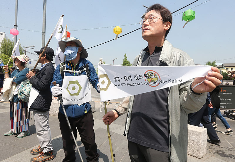 조희연 서울시교육감이 3일 오전 서울 종로구 북인사마당에서 생명 탈핵 실크로드 행진에 함께하고 있다.