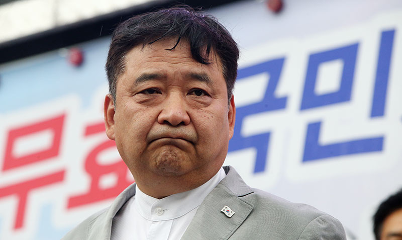 13일 오후 서울 중구 대한문 앞에서 열린 제7차 탄핵무효 국민저항 총궐기 국민대회에서 박사모 정광용 회장이 무대에 올라 굳은 표정을 짓고 있다.