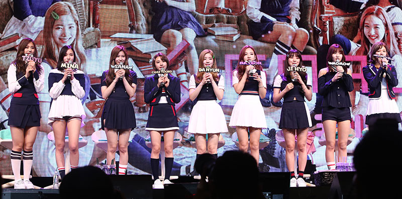 걸그룹 트와이스(나연,정연,모모,사나,지효,미나,다현,채영,쯔위)가 지난 15일 오후 서울 용산 블루스퀘어삼성전자홀에서 열린 네 번째 미니앨범 '시그널' 쇼케이스에서 마이크로 인사하고 있다.