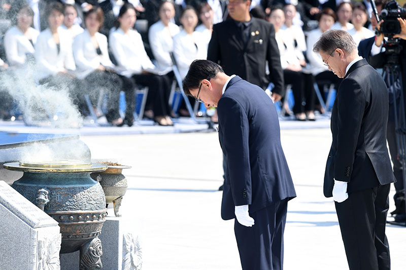문재인 대통령이 18일 오전 광주 북구 국립5.18민주묘지에서 열린 37주년 5.18 민주화운동 기념식에서 분향한 뒤 묵념하고 있다.