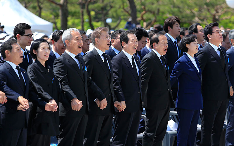 제37주년 5·18 광주민주화운동기념식이 지난 5월 18일 오전 광주광역시 북구 운정동 국립5·18민주묘지에서 거행된 가운데 문재인 대통령이 임을 위한 행진곡을 제창하고 있다.