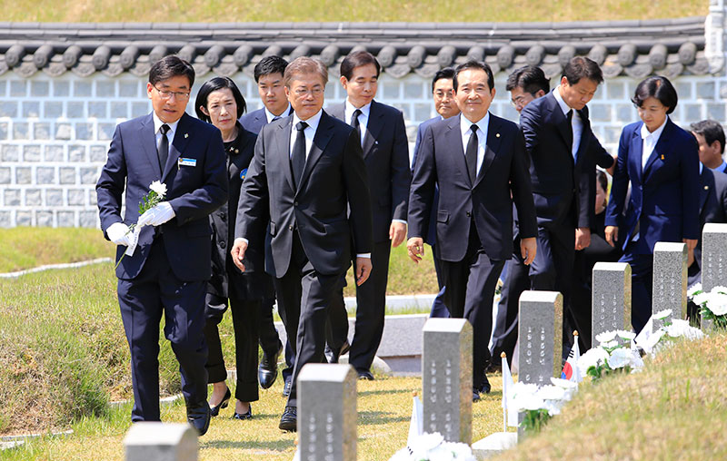 지난해 5월 18일 제37주년 5·18 광주민주화운동기념식이 광주광역시 북구 운정동 국립5·18민주묘지에서 거행된 가운데 묘역을 둘러보고 있는 문재인 대통령. 자료사진.
