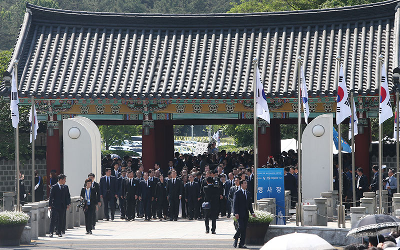 문재인 대통령이 18일 오전 광주 북구 국립 5·18 민주묘지에서 열린 '제37주년 5·18민주화운동 기념식'에 참석하기 위해 민주의 문을 통해 들어오고 있다.