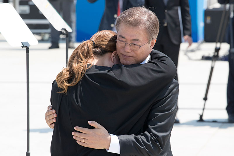 문재인 대통령이 5월 18일 오전 광주 북구 국립 5·18 민주묘지에서 열린 '제37주년 5·18민주화운동 기념식'에서 5‧18 유가족인 김소형씨를 위로하고 있다.