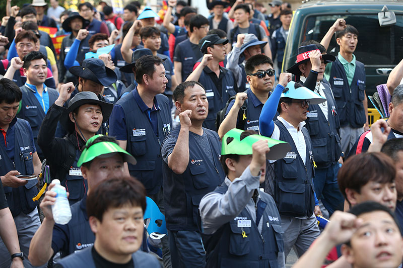 24일 오후 서울 여의도 자유한국당 앞에서 전국금속노동조합 조합원들이 3대 입법쟁취(재벌개혁법,제조업발전특별법,노조파괴금지법) 행진 중 구호를 외치고 있다.