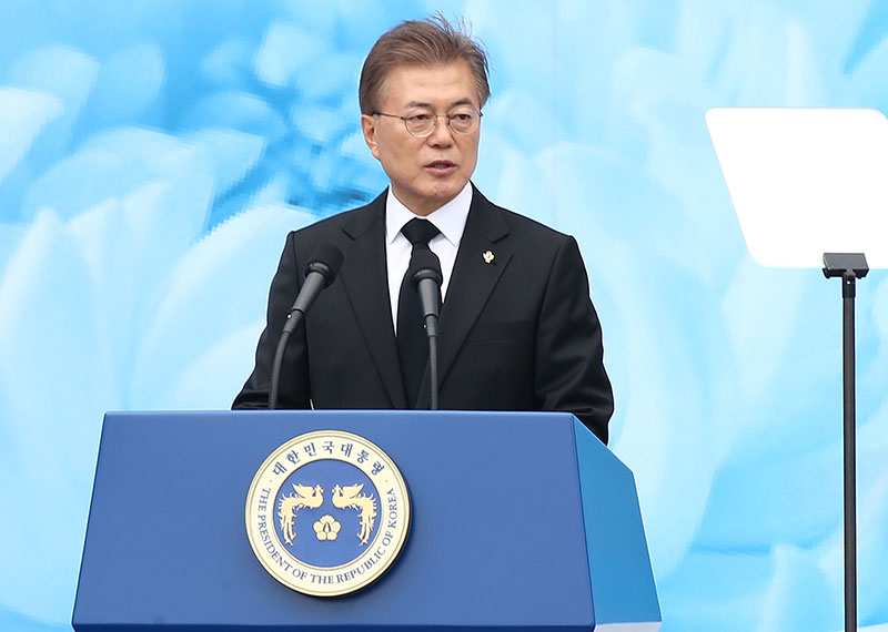 문재인 대통령이 6일 오전 서울 동작구 국립서울현충원에서 열린 제62회 현충일 추념식에서 추념사를 하고 있다.