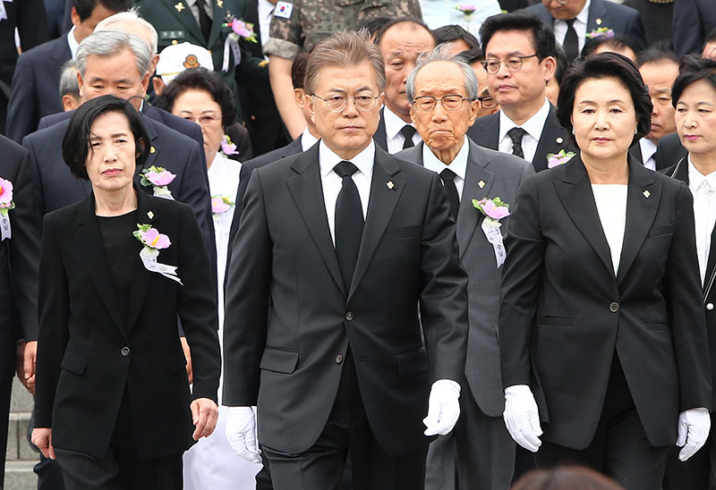 문재인 대통령이 6일 오전 서울 동작구 국립서울현충원에서 열린 제62회 현충일 추념식에서 부인 김정숙 여사(오른쪽), 피우진 국가보훈처장 등과 분향과 헌화를 마친 뒤 자리로 돌아가고 있다.