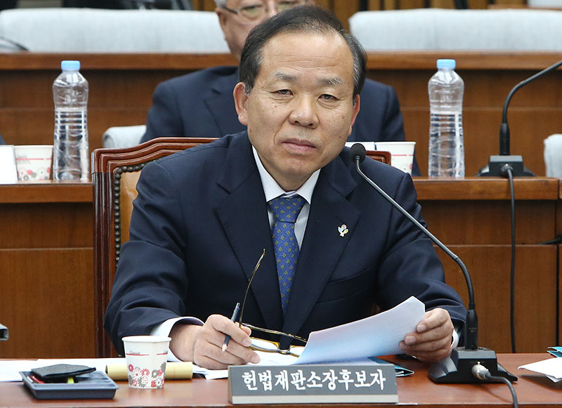 김이수 헌법재판소장 후보자가 8일 오전 국회에서 열린 인사청문회에서 문제를 제기하는 자유한국당 의원들을 바라보고 있다.