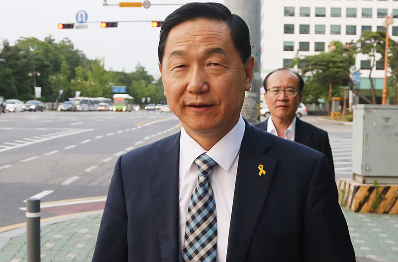 김상곤 사회부총리 겸 교육부장관 후보자가 지난 12일 오후 서울 여의도에서 걸어가고 있다.