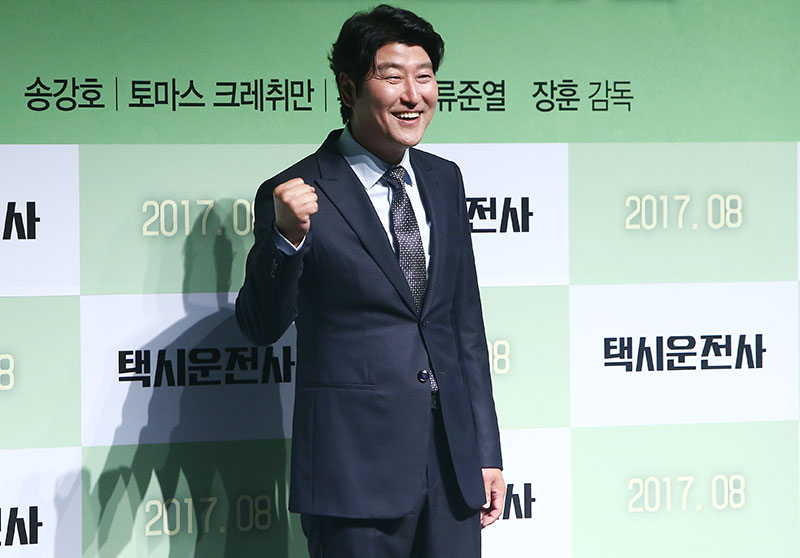 배우 송강호가 20일 오전 서울 압구정 CGV에서 열린 영화 '택시운전사' 제작보고회에서 포즈를 취하고 있다.