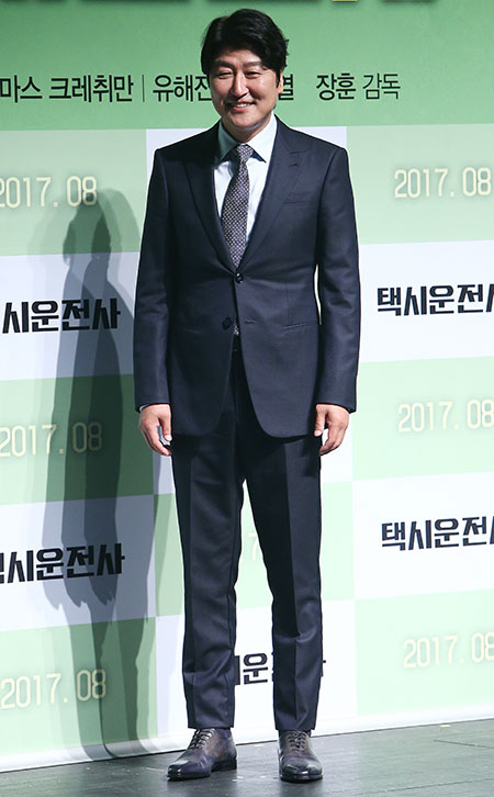 배우 송강호가 20일 오전 서울 압구정 CGV에서 열린 영화 '택시운전사' 제작보고회에서 포토타임을 갖고 있다.