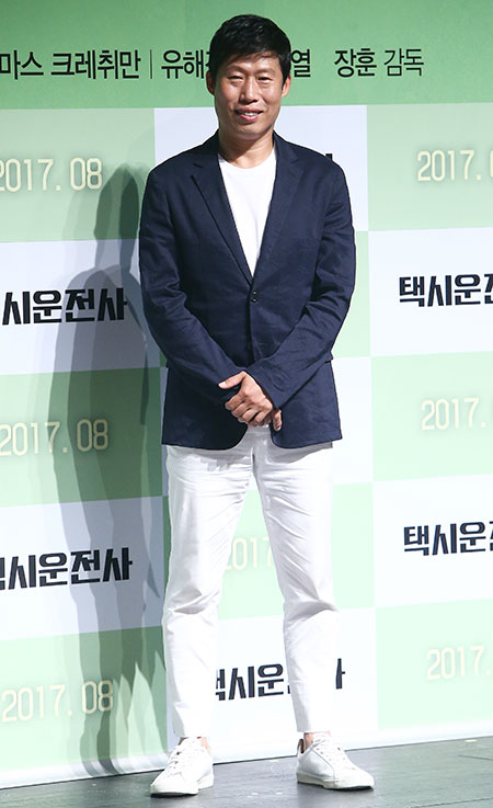 배우 유해진이 20일 오전 서울 압구정 CGV에서 열린 영화 '택시운전사' 제작보고회에서 포토타임을 갖고 있다.