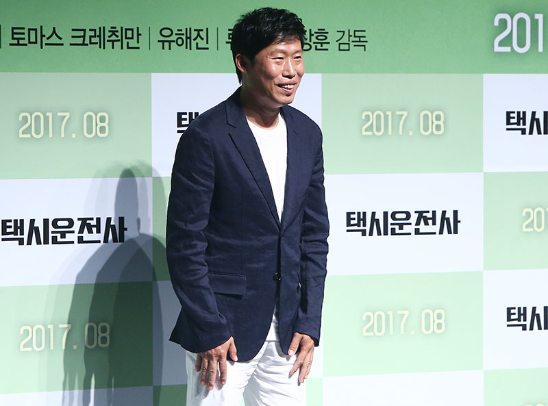 배우 유해진이 20일 오전 서울 압구정 CGV에서 열린 영화 '택시운전사' 제작보고회에서 포즈를 취하고 있다.