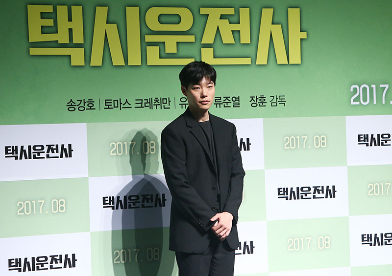 배우 류준열이 20일 오전 서울 압구정 CGV에서 열린 영화 '택시운전사' 제작보고회에서 포즈를 취하고 있다.