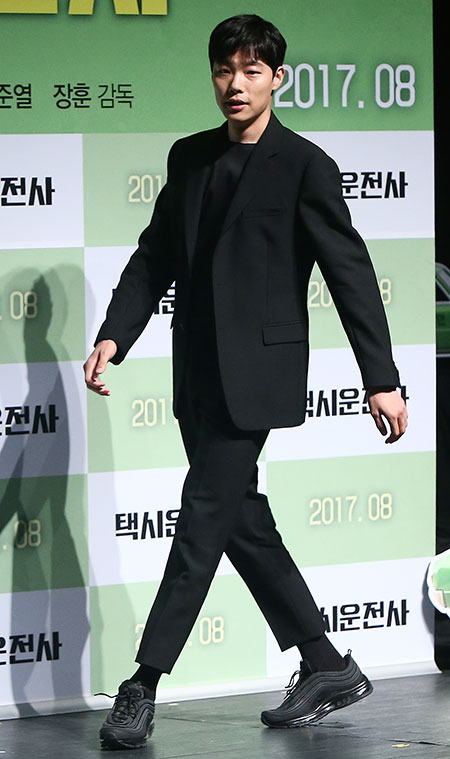 배우 류준열이 20일 오전 서울 압구정 CGV에서 열린 영화 '택시운전사' 제작보고회에서 입장하고 있다.