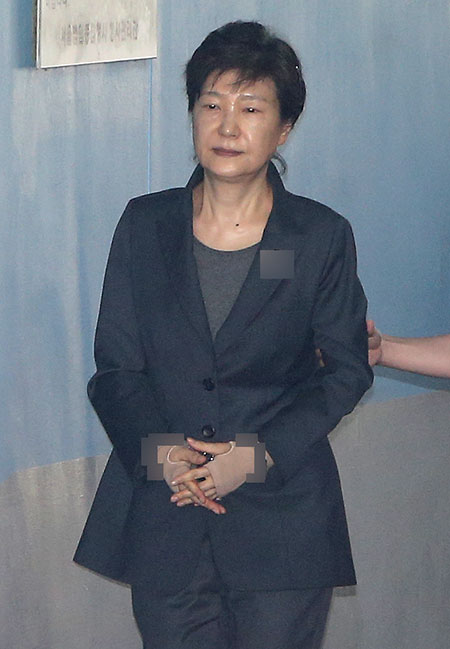 최순실과 공모한 혐의로 구속기소 된 박근혜 전 대통령이 20일 오전 서울 서초구 서울중앙지법에서 열린 재판에 출석하고 있다.