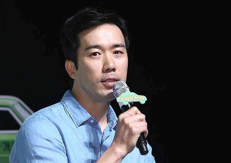 장훈 감독이 20일 오전 서울 압구정 CGV에서 열린 영화 '택시운전사' 제작보고회에서 질문에 답하고 있다.