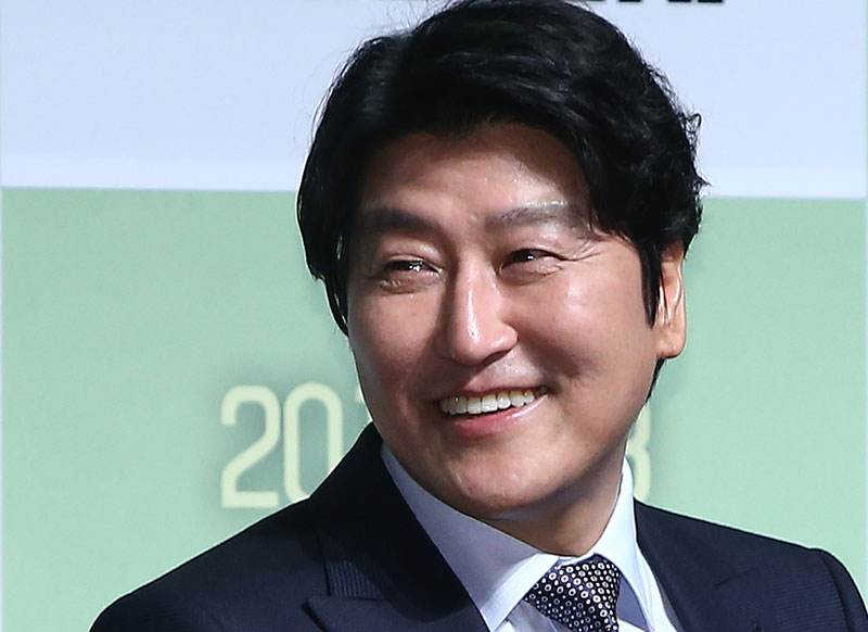 20일 오전 서울 CGV압구정에서 열린 영화 '택시운전사' 제작발표회에서 배우 송강호가 영화에 대한 이야기를 나누고 있다.
