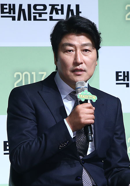 배우 송강호가 20일 오전 서울 압구정 CGV에서 열린 영화 '택시운전사' 제작보고회에서 질문에 답하고 있다.