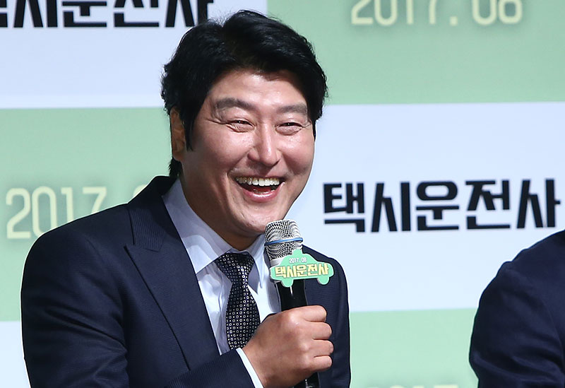 배우 송강호가 20일 오전 서울 압구정 CGV에서 열린 영화 '택시운전사' 제작보고회에서 류해진과 대화를 나누고 있다.